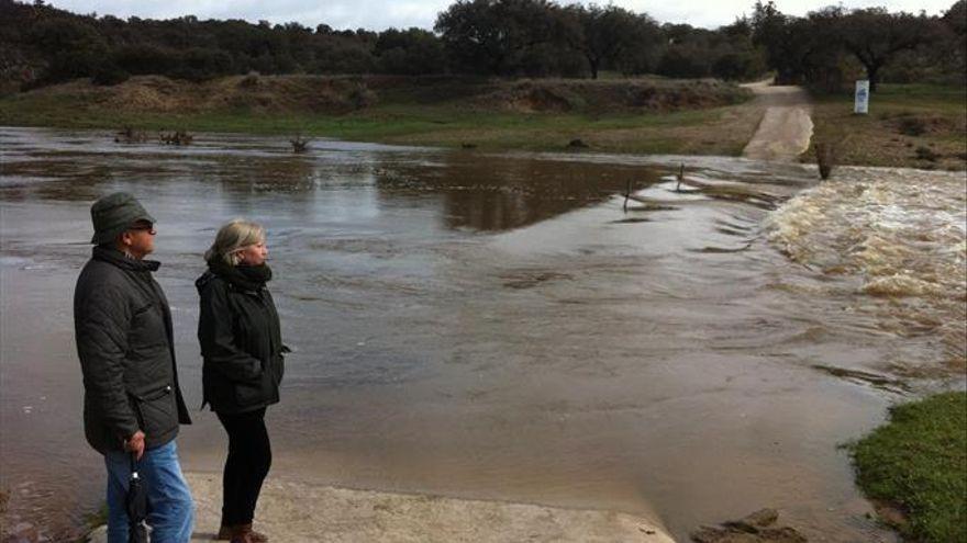 El camino cortado en 2018, uno de los años que se cortó por la crecida del río.