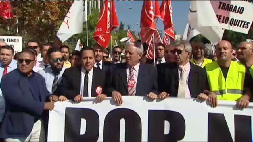 Cientos de chóferes VTC protestan en Madrid por la norma que ultima Fomento