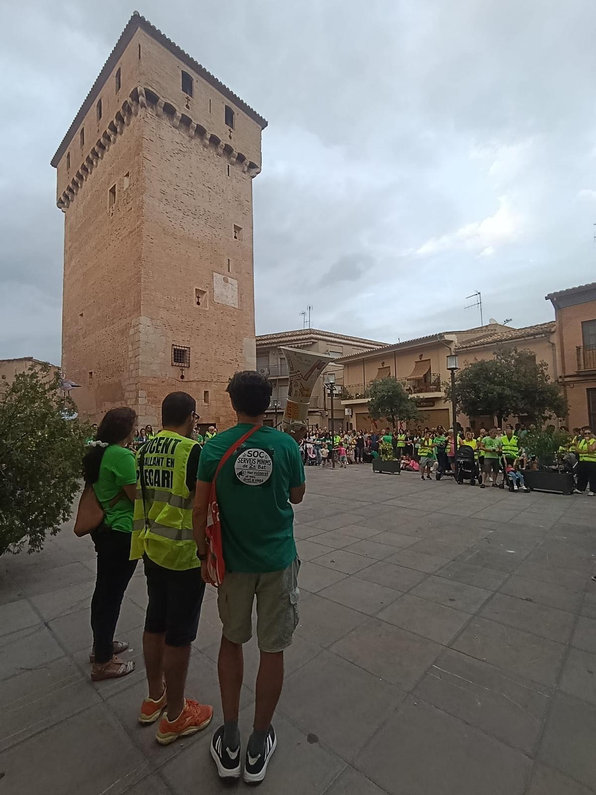 Los manifestantes, junto a la torre de Benavites,