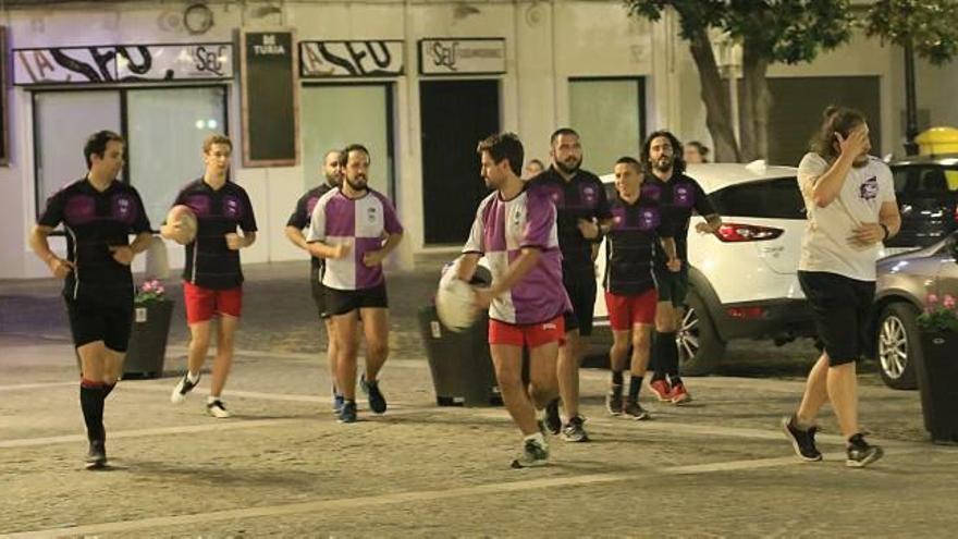 Levante-EMV captó a los seniors ejercitándose por la plaza Major de Gandia la noche del miércoles.