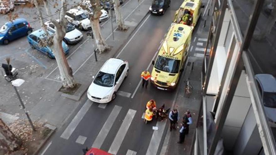 Dos ferits en xocar una moto i un ciclista al carrer del Carme