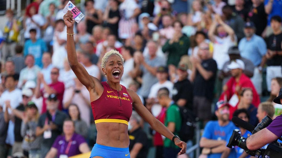 Yulimar Rojas celebra su victoria en el triple salto. // EFE
