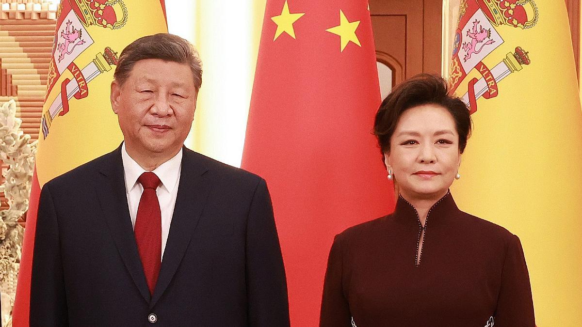Xi Jimping junto a su esposa delante de la bandera española.