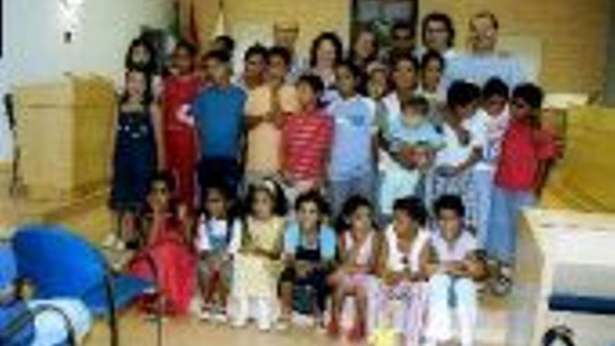 Gallego recibe a los niños saharauis