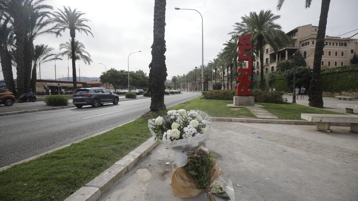 Colocan un ramo de flores en el lugar del atropello del Passeig Sagrera