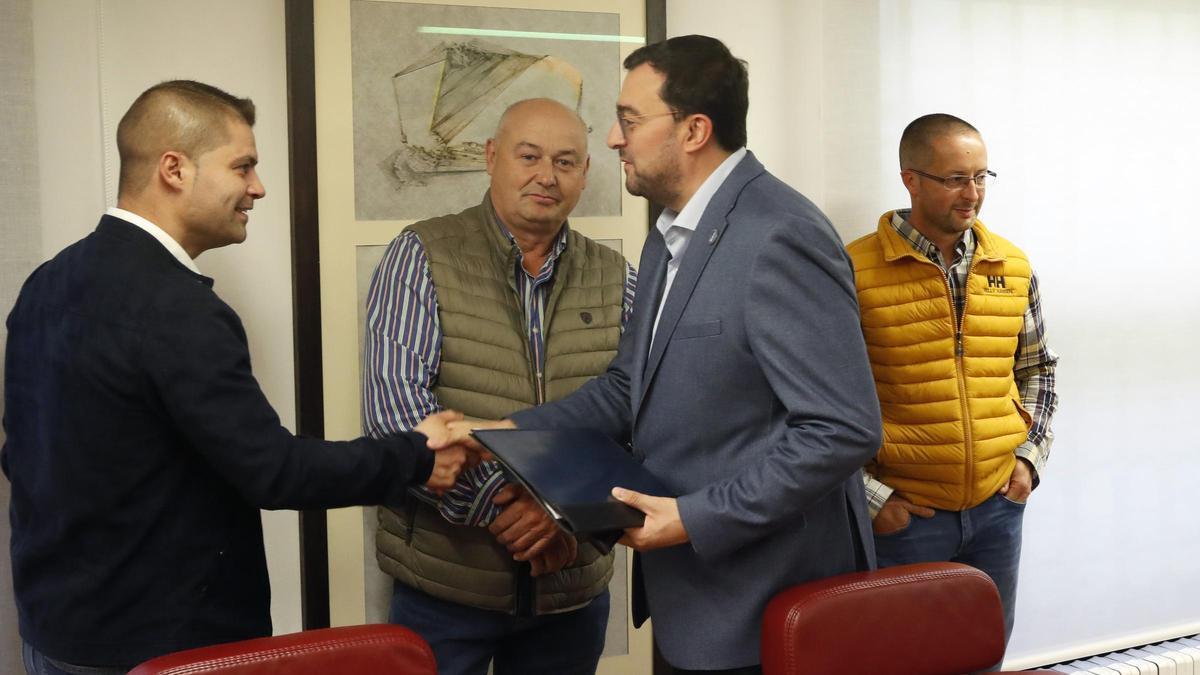 Borja Fernández y Adrián Barbón se dan la mano ante Faustino Pintado y Eduardo Rodríguez, de Ura, este miércoles por la tarde en Oviedo.