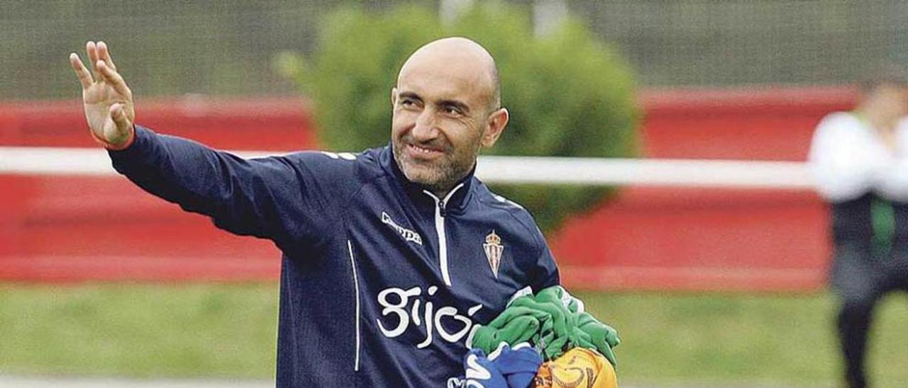 Abelardo saluda a un aficionado durante un entrenamiento en Mareo.