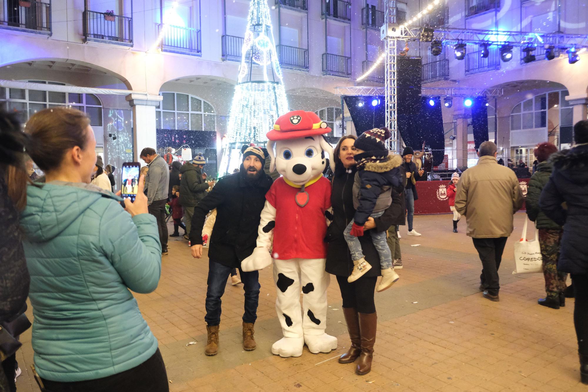 La Navidad llega a Elda con el encendido del alumbrado y la inaguración de su mercadillo navideño