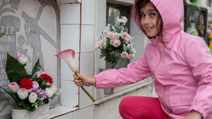 Día de Todos los Santos: Los niños dan vida a los cementerios de Badajoz