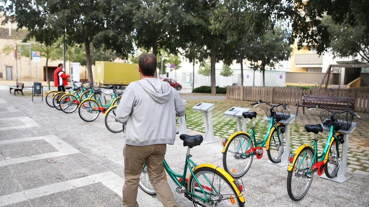 Un usuari en una estació de la Girocleta