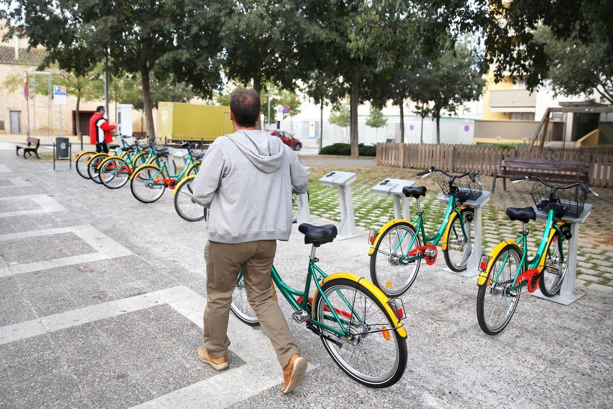 Un usuari en una estació de la Girocleta
