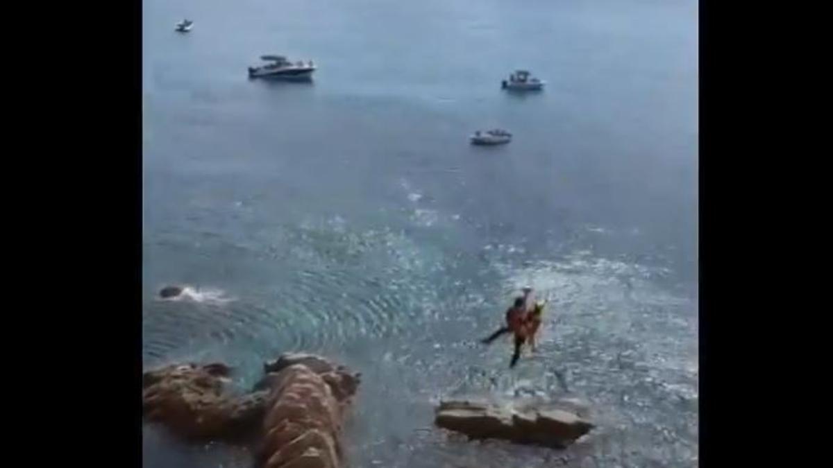 El moment del rescat de l'excursionista a Cala Salions, a Tossa.