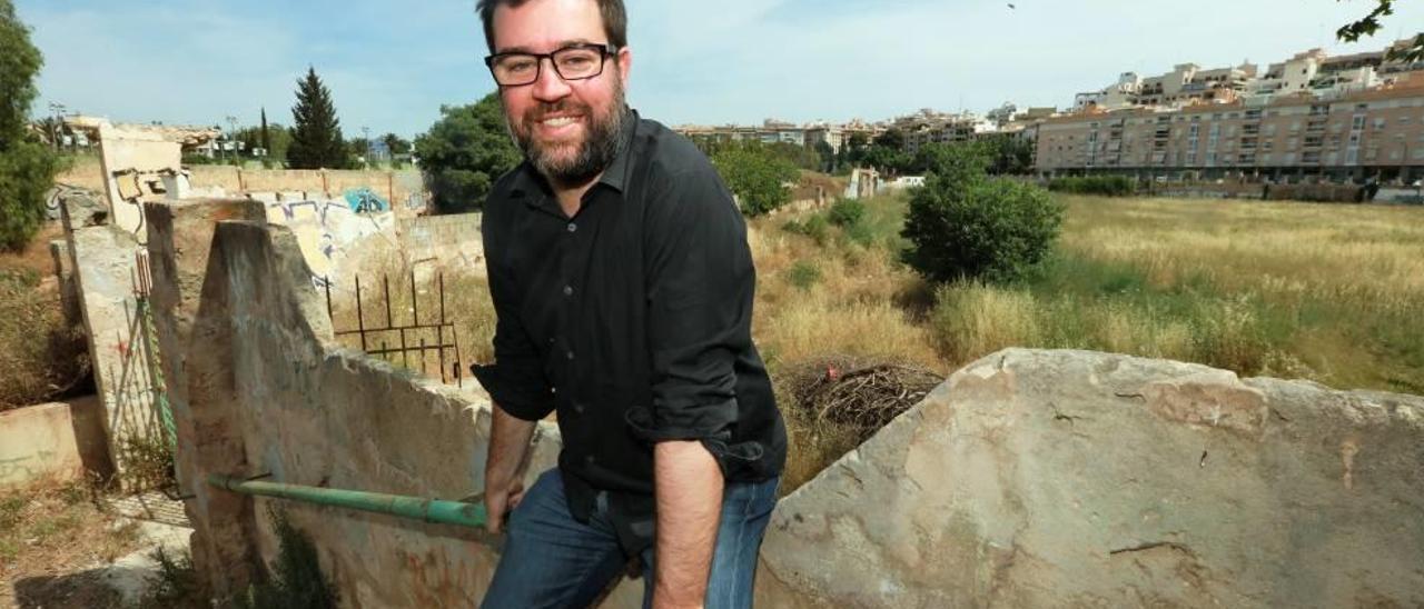 Antoni Noguera posa para esta entrevista en el solar del antiguo canódromo, que se convertirá en un bosque urbano y formará parte de la Cuña Verde.