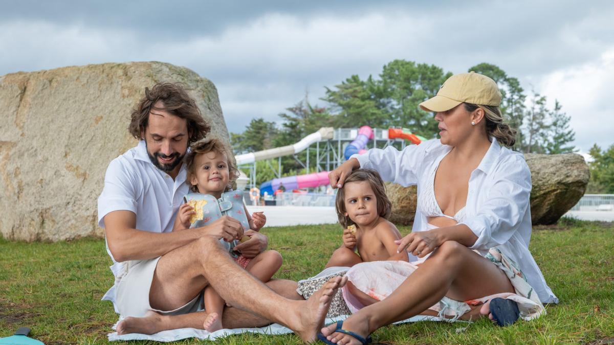 Una familia disfruta del parque acuático de Monterrei.