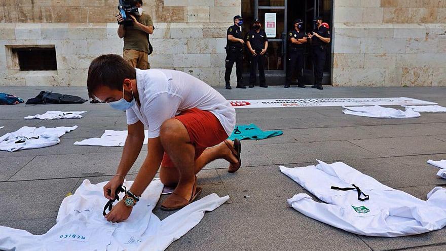 Los médicos residentes (MIR), en huelga desde julio, protestaron ayer ante el Palau de la Generalitat.