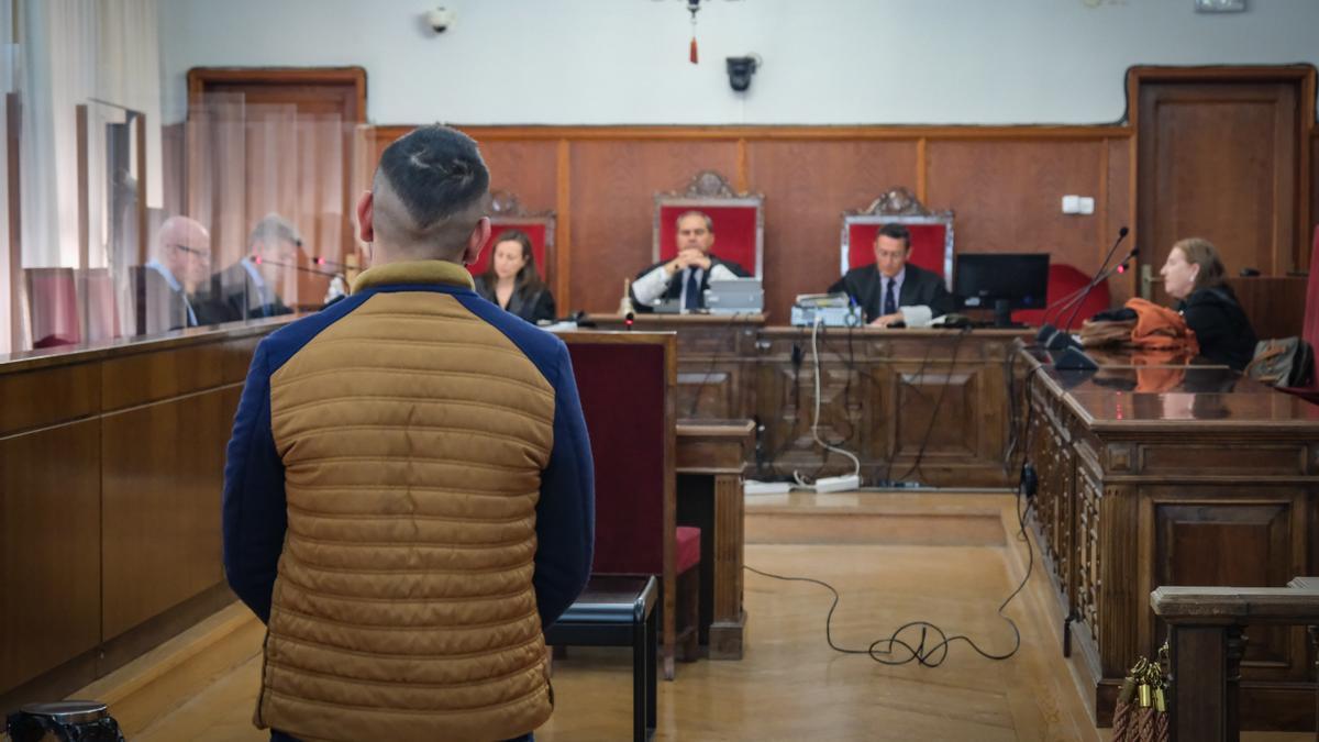 El acusado, de pie, durante su declaración este martes en la Audiencia Provincial de Badajoz.