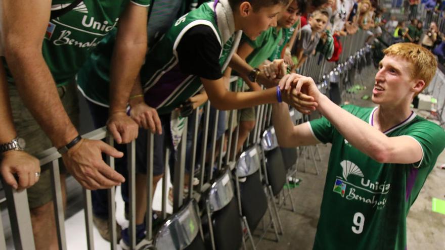 El base cajista saluda a los seguidores del Unicaja, tras perder el domingo contra el Real Madrid y dar por finalizada la temporada.