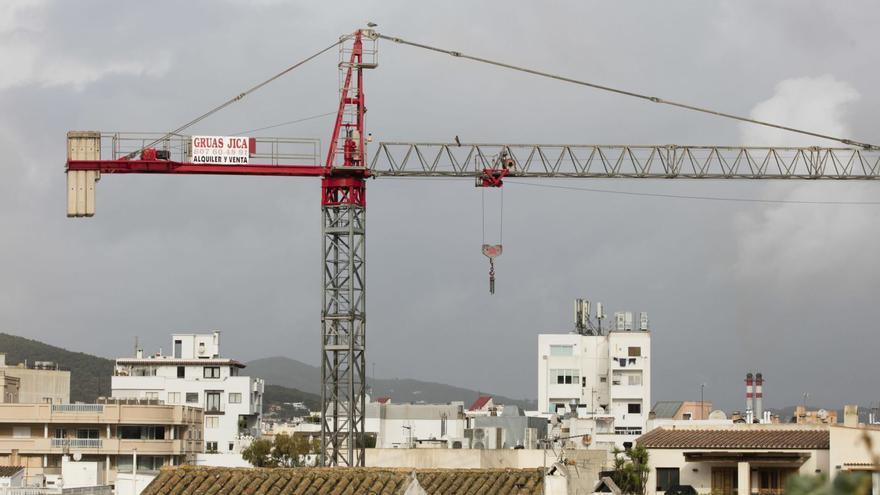 Una grúa en una construcción de Eivissa. | VICENT MARÍ