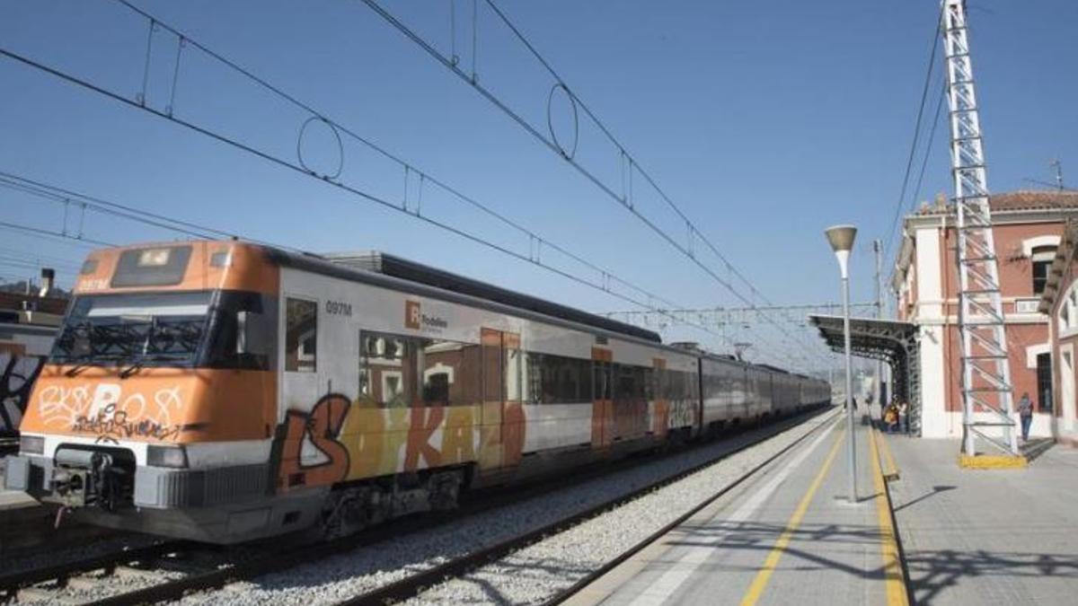 Un tren sortint de l'estació de Renfe de Sant Vicenç de la línia R4