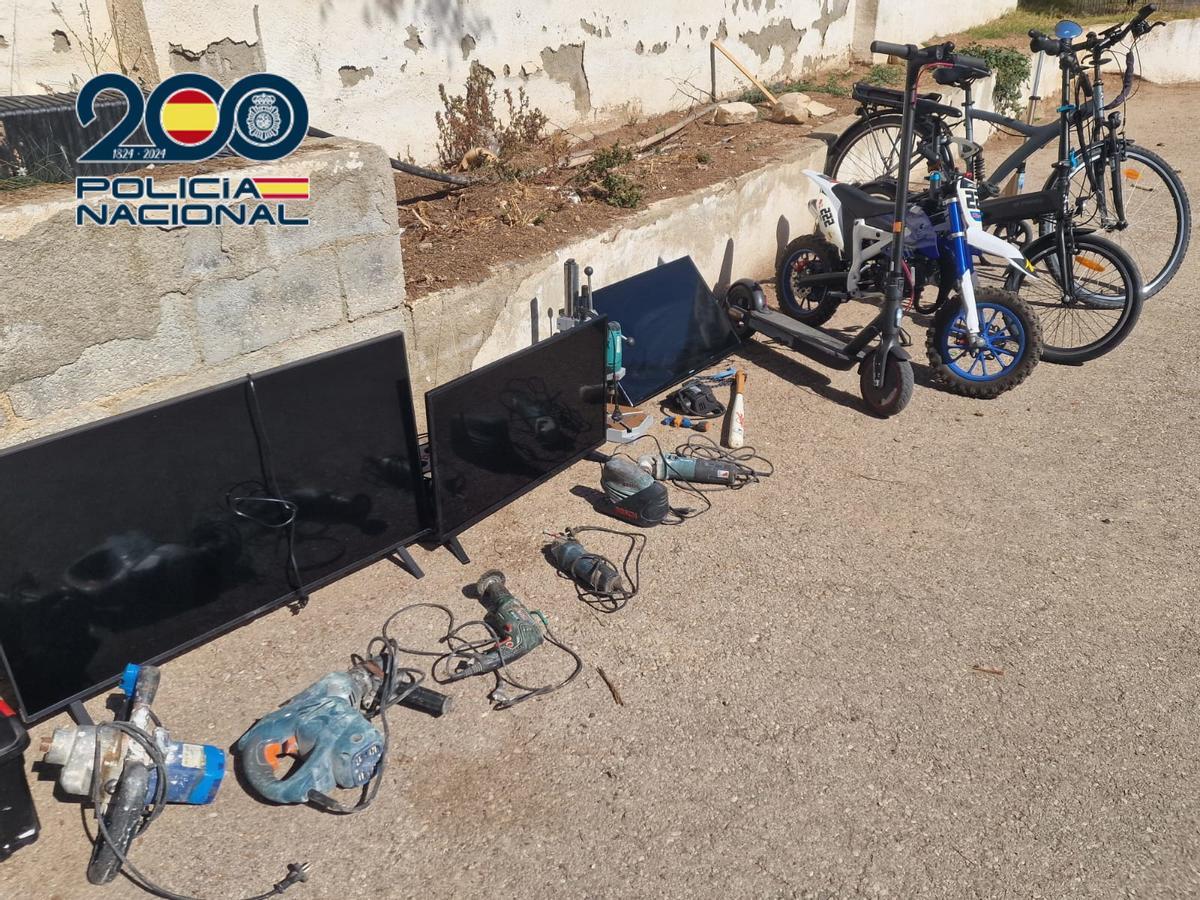 Efectos incautados que presuntamente son robados y fueron usados por toxicómanos para comprar droga.