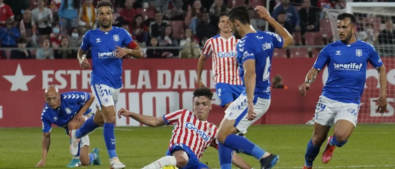 Reflejo de la actitud defensiva del Tenerife, con Mollejo, Aitor Sanz, José León y Elady atentos a la recuperación del balón.