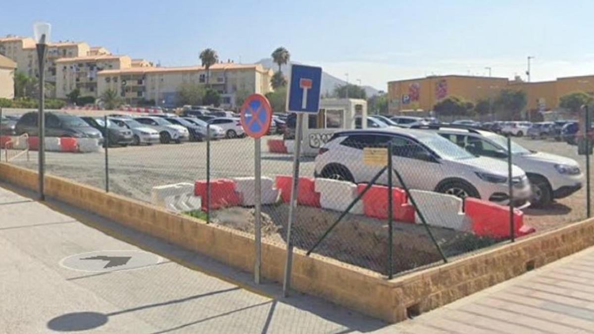 Parking público en la avenida de la Candelaria de Rincón de la  Victoria.