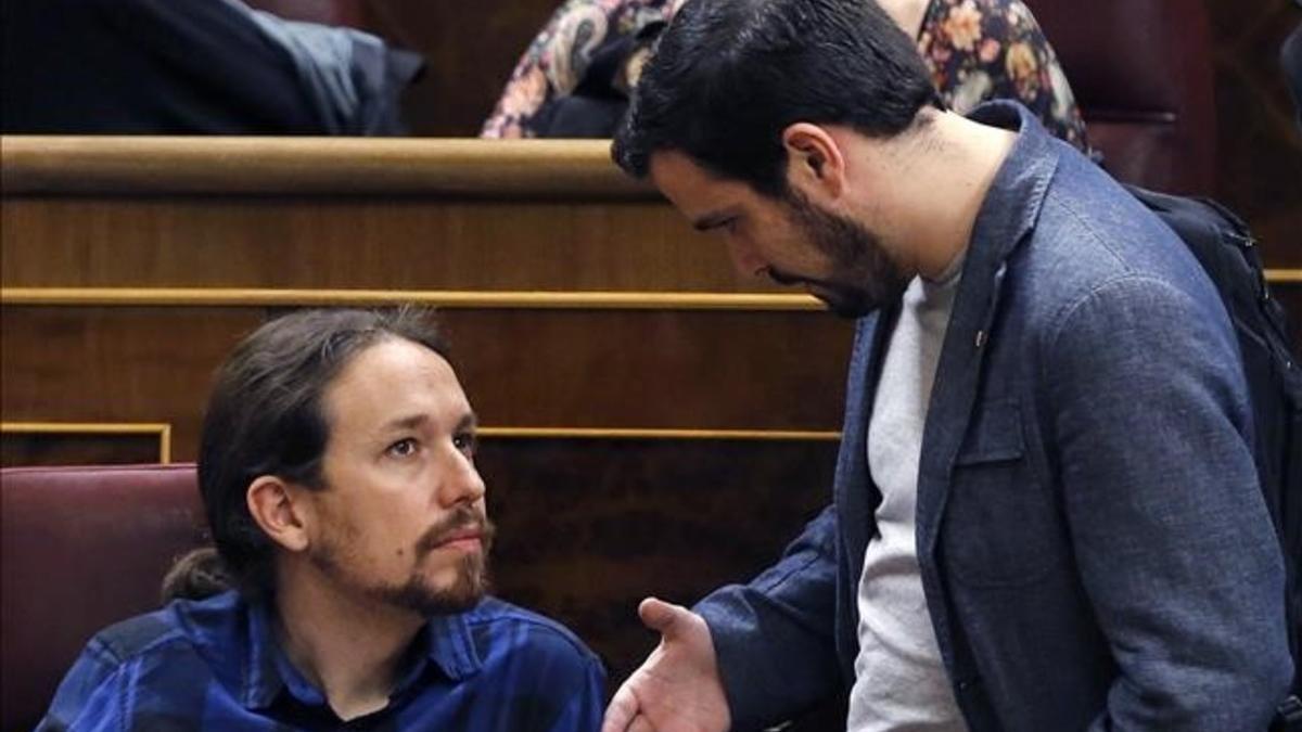 Pablo Iglesias y Alberto Garzón conversan en el hemiciclo del Congreso.