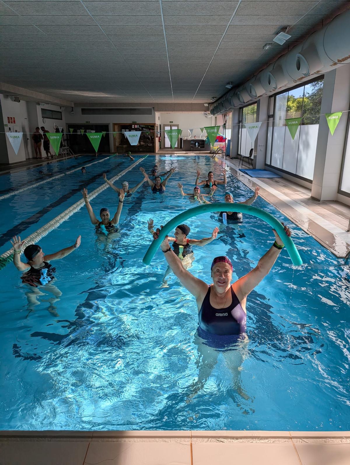 Ejercicios de rehabilitación en agua caliente del programa de Afcas, con el apoyo de la Fundación ‘la Caixa’.