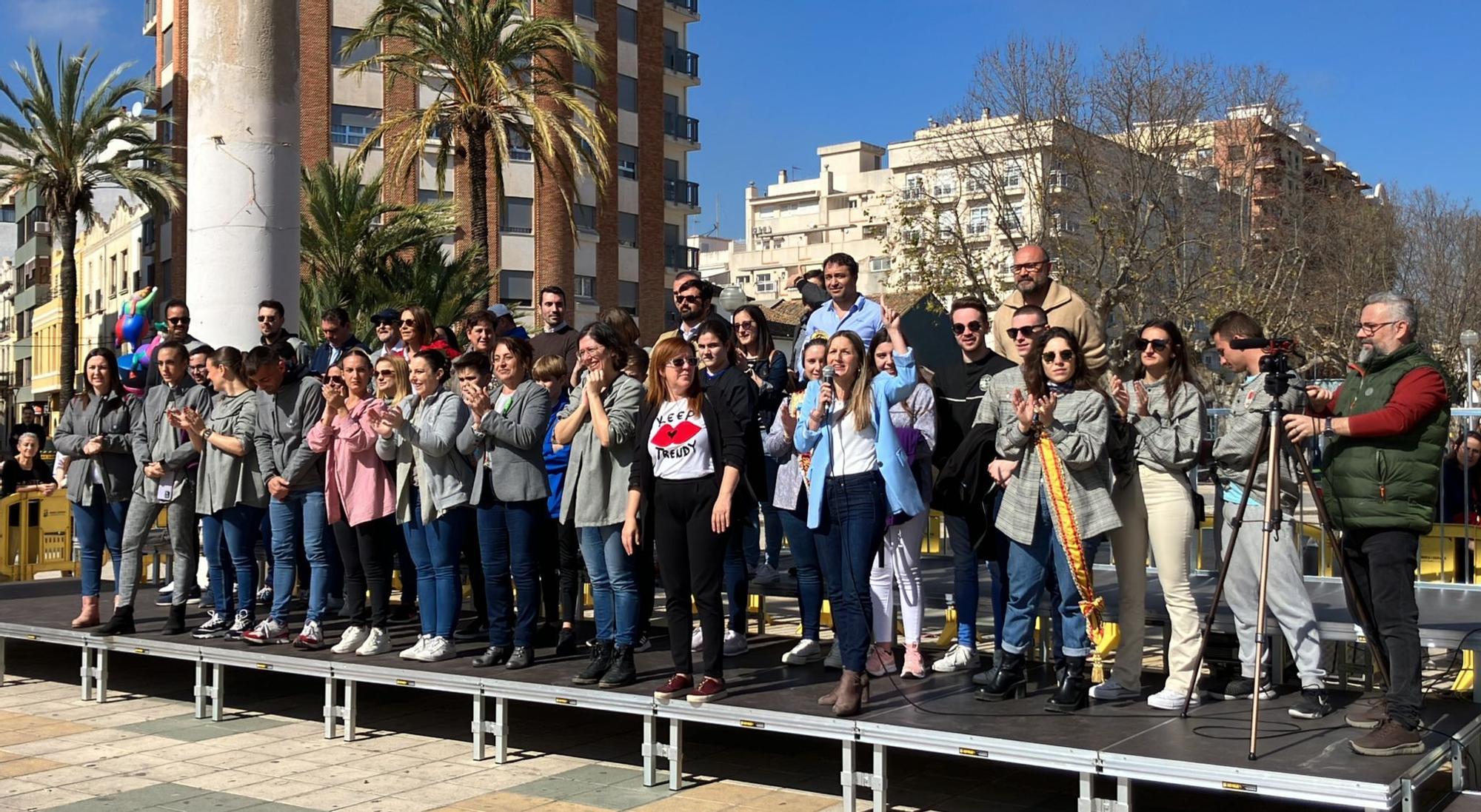 Imágenes de la mascletà ecológica con escolares en el parque de l'Estació de Oliva