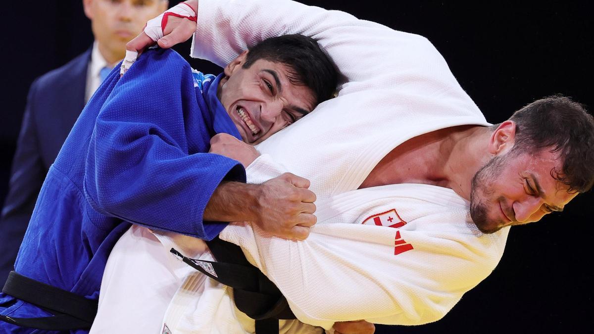 Mosakhlishvili, de azul, en su derrota en semifinales en los Juegos de París.