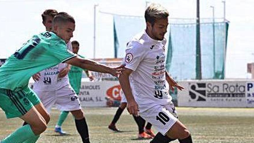 Pipo, de la Peña, protege el balón en el duelo ante el Real Madrid-Castilla.