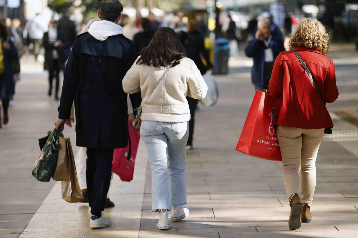 MLG 17-12-2024.-varias personas realizan compras navideñas por los comercios de la capital.