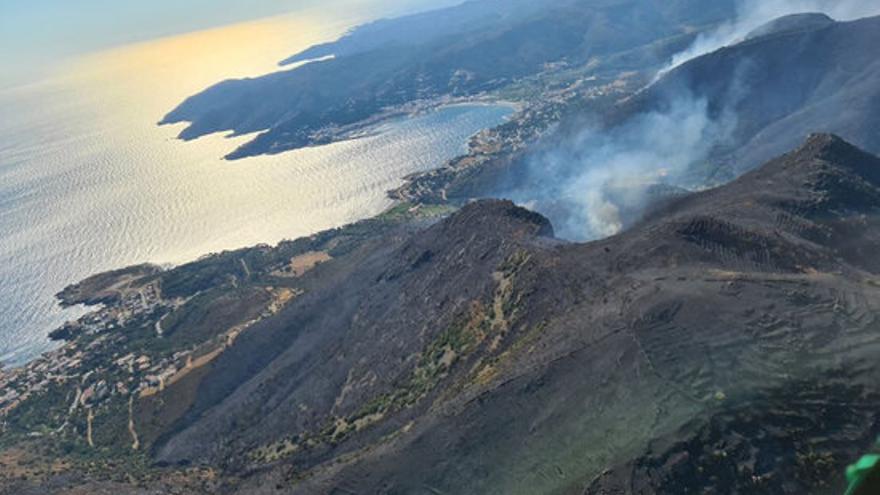 Imatge aèria de l&#039;incendi forestal a Llançà