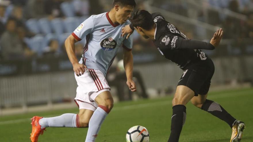 Roncaglia intenta driblar a un jugador del Pachuca. // R. Grobas