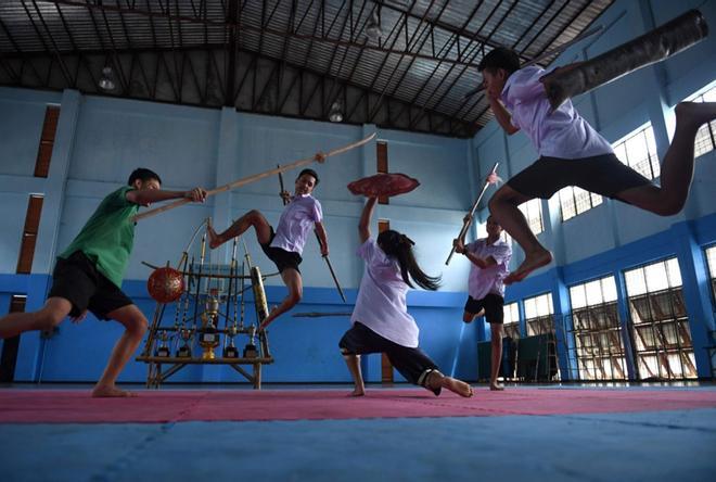 Estudiantes practicando Krabi Krabong, un arte marcial tailandés, en la escuela Thonburee Woratapeepalarak en Thonburi, en las afueras de Bangkok.