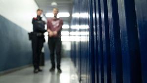 Imagen de un detenido en calabozos de Mossos