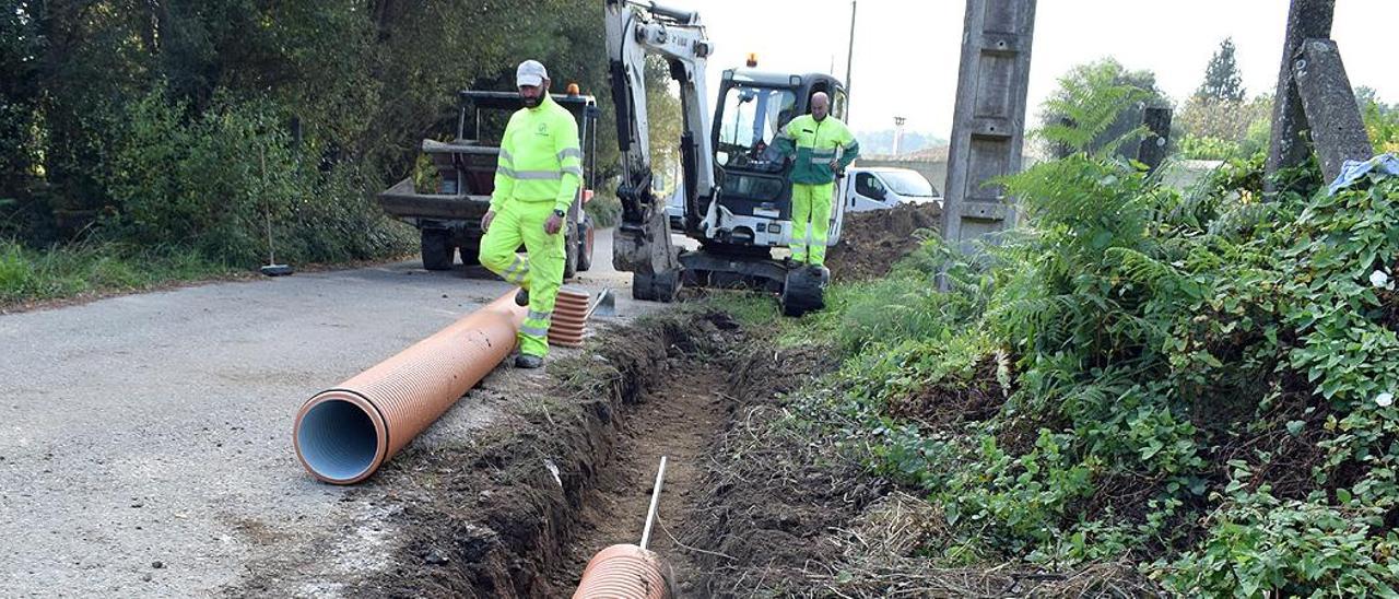 Dos operarios encargados de las obras de ampliación del alcantarillado.