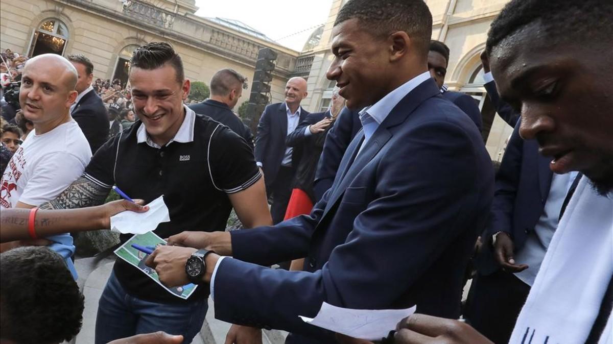 Kylian Mbappé, el jugador que más valioso del mundo, firmando autógrafos