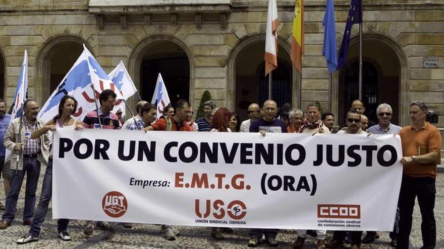 Trabajadores de la Empresa Mixta de Tráfico, ayer, protestando ante el Ayuntamiento.