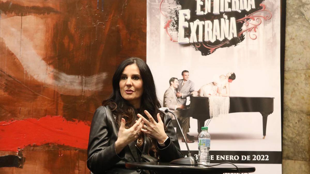 La cantante Diana Navarro ha presentado el espectáculo este lunes en el Teatro Principal de Zaragoza.