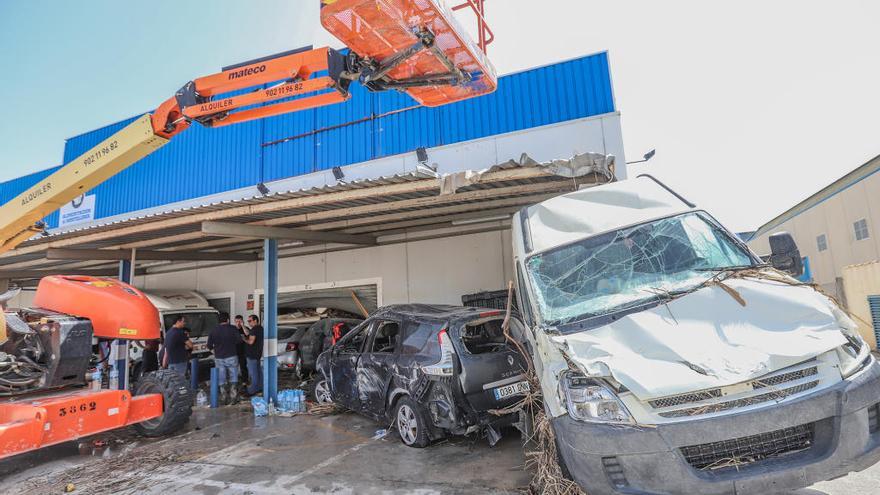 Coches arrastrados por la inundación en Orihuela