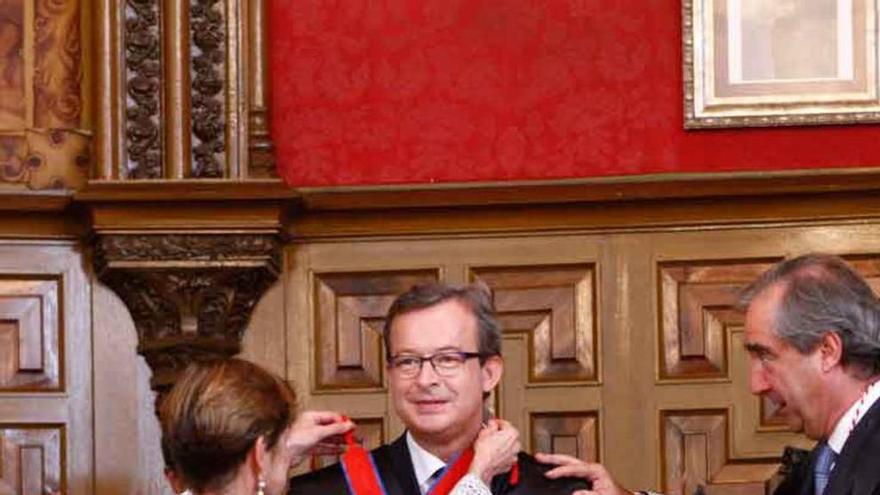 Ignacio Esbec recibe la Cruz ayer en la Audiencia.