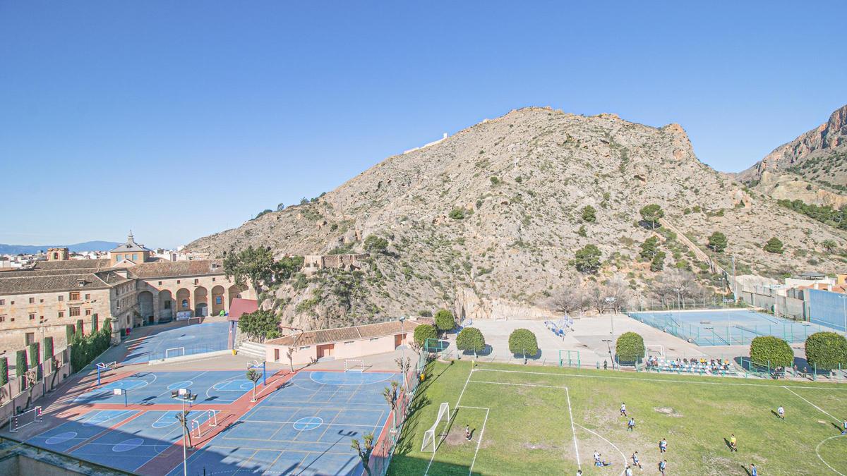 Terrenos donde hace dos décadas estaba previsto el aulario que ahora ocupan las pistas deportivas del Colegio Santo Domingo