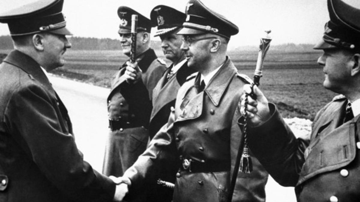 Adolf Hitler saluda a Heinrich Himmler, el 18 de mayo de 1944, en un lugar indeterminado de Alemania.