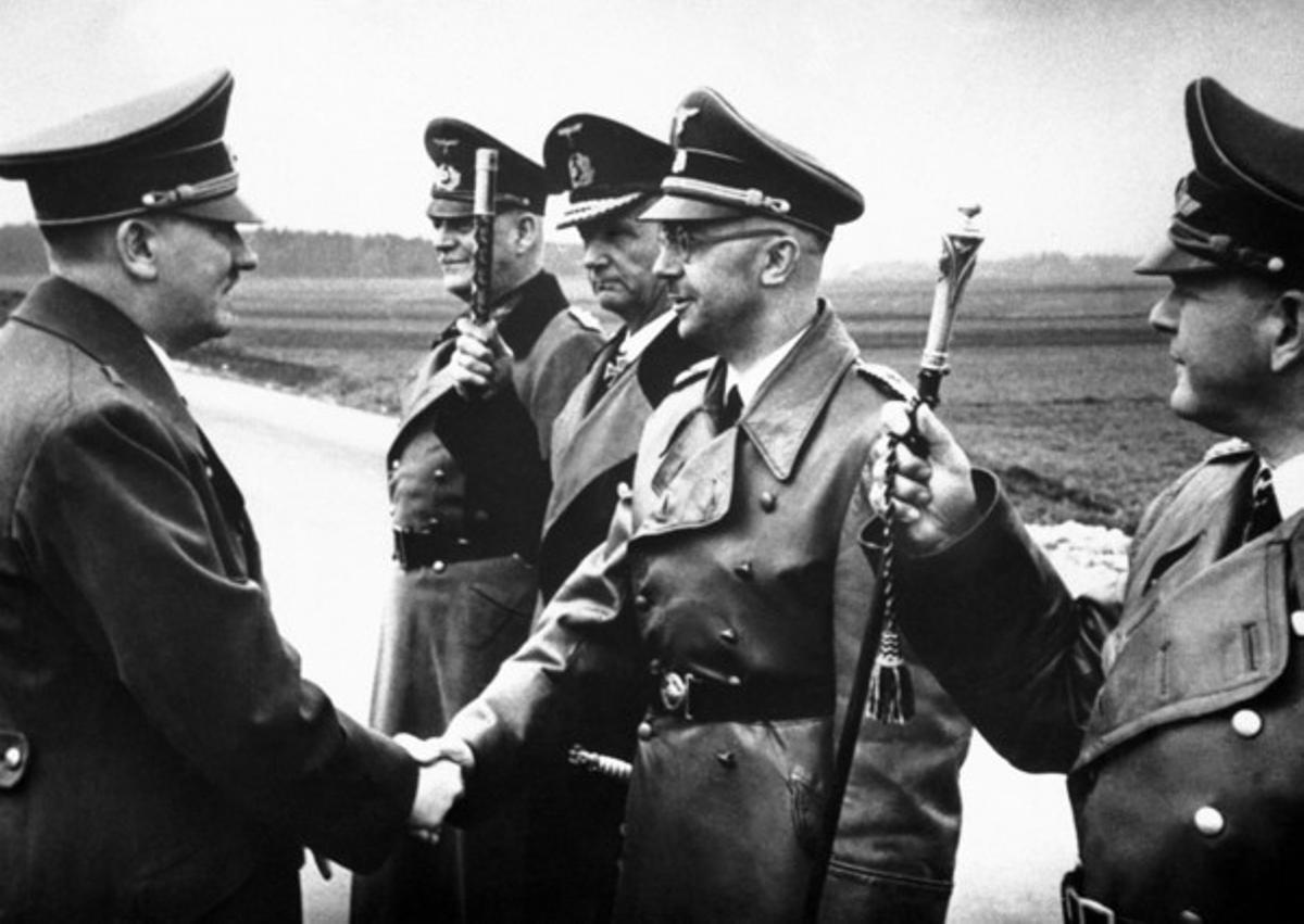Adolf Hitler saluda a Heinrich Himmler, el 18 de maig de 1944, en un lloc indeterminat d’Alemanya.