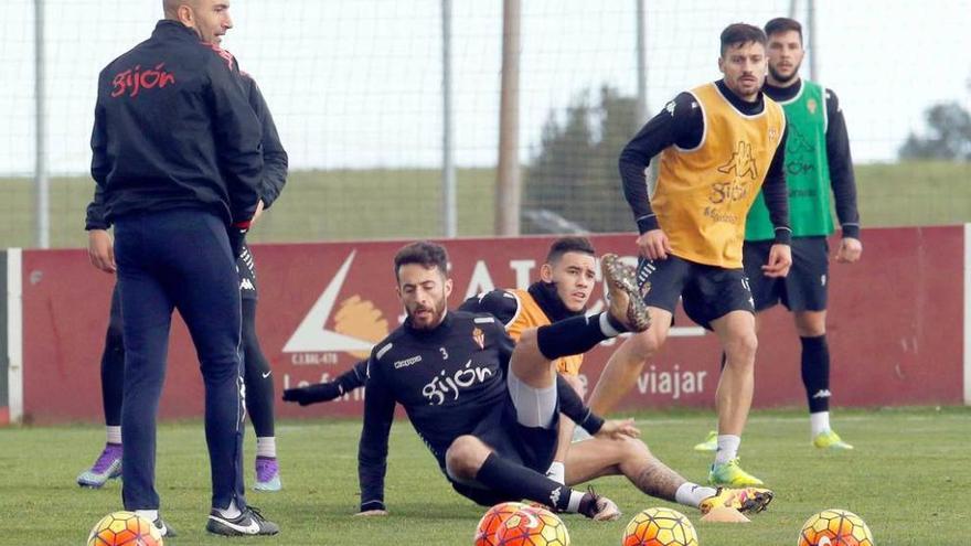 Abelardo observa a sus jugadores en el encuentro de ayer.