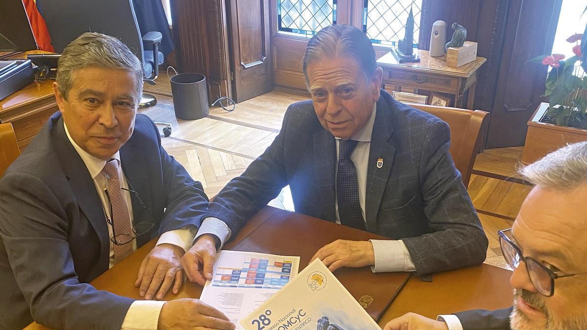 Por la izquierda, Santiago Llorente, Alfredo Canteli y el edil de Turismo, Alfredo García Quintana, ayer, en el Ayuntamiento.