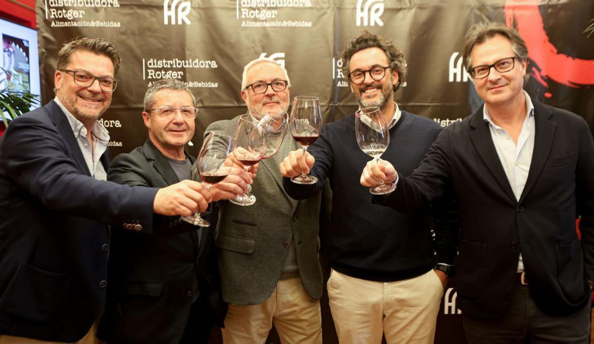Enrique Borrás, Fernando Yáñez y Pepe Olivares, de Vinos Hijos de Rivera, con Duarte Bornes, y Fredi Mudoi Rotger, de Distribuidora Rotger. | | TONI ESCOBAR