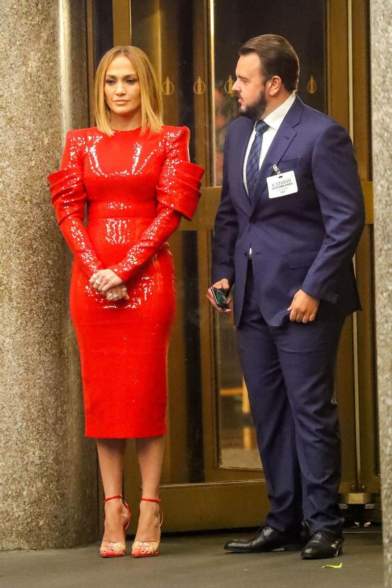 Jennifer López con vestido de fiesta rojo de lentejuelas