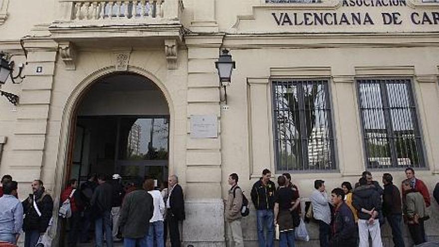 Cada vez hay más personas aguardando en la puerta de la Casa de la Caridad para poder comer.